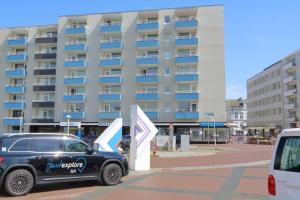 un coche negro estacionado frente a un gran edificio en App-Martin-im-Haus-Atlantic, en Westerland