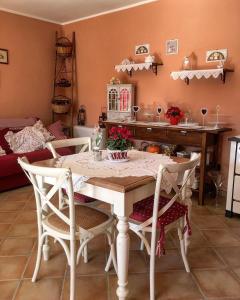een eetkamer met een tafel en stoelen bij B&B La Casa della Nonna in Viterbo