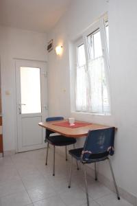 a table and chairs in a room with a window at Studio Sali 8121b in Sali