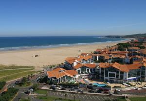- une vue aérienne sur un complexe et la plage dans l'établissement Hotel & Spa 4* Serge Blanco, à Hendaye