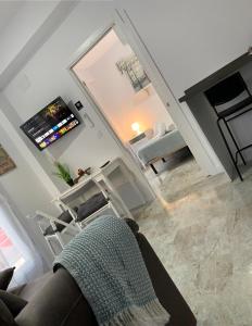 TV a/nebo společenská místnost v ubytování P&C APARTMENTS - Complejo Pintor Zurbarán