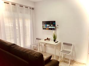 TV a/nebo společenská místnost v ubytování P&C APARTMENTS - Complejo Pintor Zurbarán