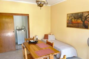 Pokój z łóżkiem, stołem i łóżkiem oraz stołem i krzesłami w obiekcie Spiros Apartments - Agios Gordios Beach, Corfu, Greece w mieście Agios Gordios