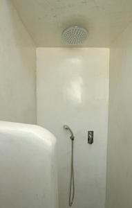 um chuveiro na casa de banho com uma cabeça de chuveiro em Onverra Villa em Rózia