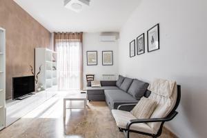 een woonkamer met een bank en een tv bij Florence Modern & Bright Apartment! in Florence