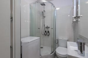 La salle de bains est pourvue d'une douche, de toilettes et d'un lavabo. dans l'établissement Andersena Modern A - 10 min CMKP - 5 min Metro - 15 min Center, à Varsovie