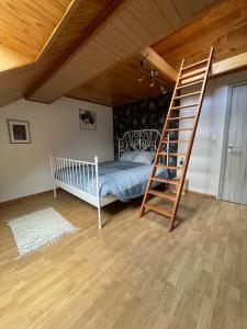1 dormitorio con litera y escalera en L'Hirondeau de Tenneville, en Tenneville