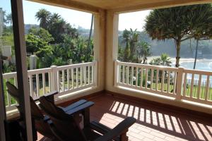 - deux chaises sur une terrasse couverte avec vue sur l'océan dans l'établissement Laguna La Crete 47, à Margate