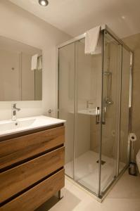 uma casa de banho com um chuveiro e um lavatório. em Apartamentos Colón - Grupo Antonio Perles em Calpe