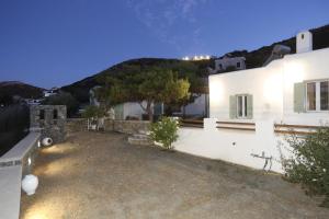 a white house with a hill in the background at Onverra Villa in Rózia