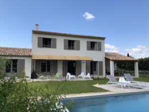 een villa met een zwembad en een huis bij Bastide la Melonnerie in Lacoste