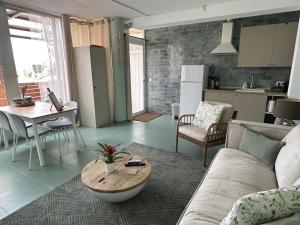 sala de estar con sofá y mesa en B&B Casa Oceo - Málaga - Andalusië en Alhaurín de la Torre