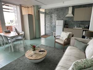 ein Wohnzimmer mit einem Sofa und einem Tisch in der Unterkunft B&B Casa Oceo - Málaga - Andalusië in Alhaurín de la Torre