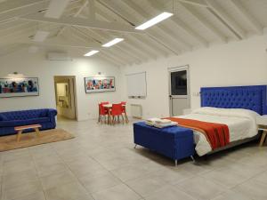 1 dormitorio con cama, sofá y mesa en ALOJAMIENTOS PATAGONICOSEl Estudio VLA en Villa La Angostura
