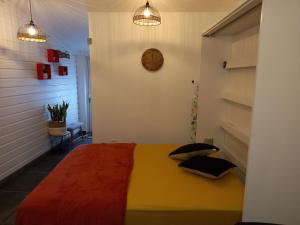 ein Schlafzimmer mit einem Bett mit zwei Kissen darauf in der Unterkunft la caz à David in Trois Bassins