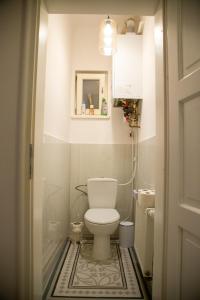 een badkamer met een wit toilet en een wastafel bij Veľký 3-izbový apartmán Bratislava-Staré Mesto in Bratislava