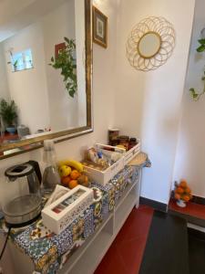 un mostrador con frutas y otros artículos. en Taormina’s Sun, en Taormina