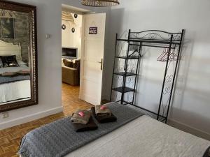 a bedroom with a bed and a mirror and a shelf at Encantador apartamento acogedor in Tarifa