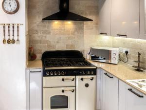 A kitchen or kitchenette at Borough Beck Cottage