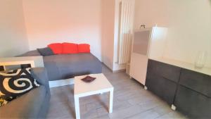Kleines Zimmer mit einem Bett und einem Tisch in der Unterkunft Accomodo MIM23 Monolocale Navigli in Mailand