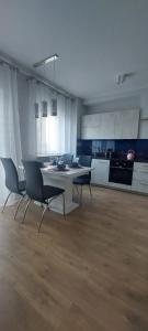 una cucina con tavolo e sedie in una stanza di Sweet Home Legionów Apartment a Łódź