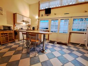 cocina con mesa y sillas en una habitación en Petite Maison de plage, en Boulogne-sur-Mer