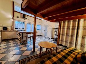 cocina con mesa y sillas en una habitación en Petite Maison de plage, en Boulogne-sur-Mer