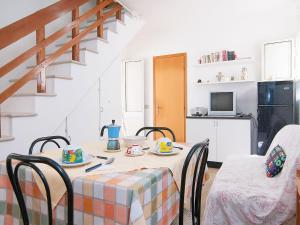 a dining room with a table and chairs at Casa Delle Dune in Scicli