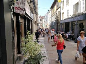 a group of people walking down a street at Key-s Meaux/Suite9-Moka/centre/Disney in Meaux