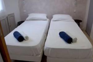 two beds sitting next to each other in a room at Croisette Immo vieux port 6pièces 12 personnes in Cannes