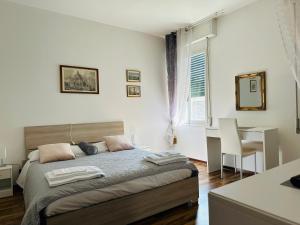 Schlafzimmer mit einem Bett, einem Schreibtisch und einem Fenster in der Unterkunft La Dogaressa Guest House in Venedig