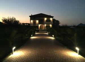 uma casa com luzes ao lado de uma entrada em LeoHouse 