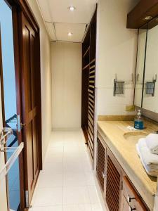 a bathroom with a sink and a mirror at Casa Jardin del Lago in Cali