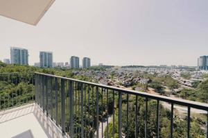 balcón con vistas a la ciudad en NEW! Spacious French Verdi 10pax 3BR WonderfulView, en Cyberjaya