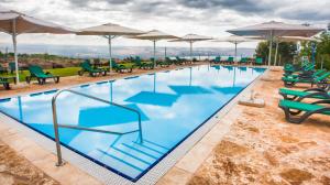 Bazén v ubytování Vered Hagalil Holiday Village Hotel nebo v jeho okolí