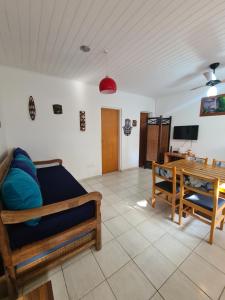 uma sala de estar com um sofá e uma mesa em Flat 31 SUN HOUSE Maresias em Maresias