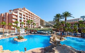 uma grande piscina em frente a um hotel em Playacapricho em Roquetas de Mar