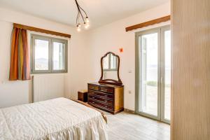 Un pat sau paturi într-o cameră la Filistron Seaview Guesthouse -Tranquil Coastal Gem