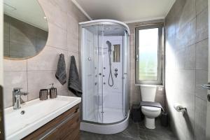 La salle de bains est pourvue d'une douche, de toilettes et d'un lavabo. dans l'établissement Villas Thalia, à Zante
