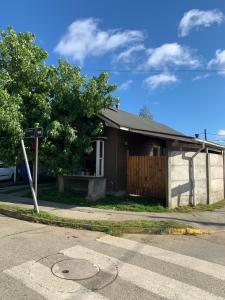 a small house on the side of a street at Casa de la Ribera Rengo in Valdivia