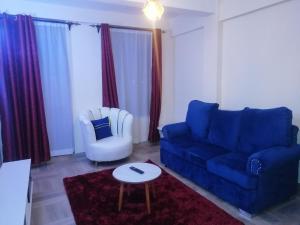 Posezení v ubytování Nash Issah Homes-1BedRoom