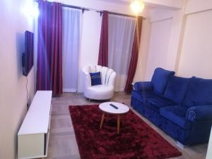 Posezení v ubytování Nash Issah Homes-1BedRoom