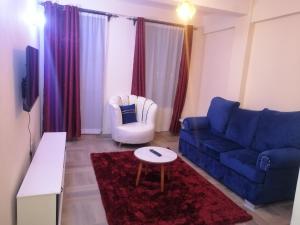 Posezení v ubytování Nash Issah Homes-1BedRoom