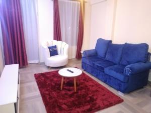 Posezení v ubytování Nash Issah Homes-1BedRoom
