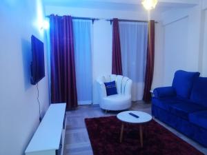 Posezení v ubytování Nash Issah Homes-1BedRoom