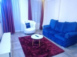Posezení v ubytování Nash Issah Homes-1BedRoom
