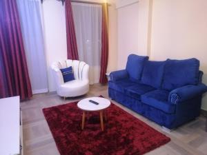 Posezení v ubytování Nash Issah Homes-1BedRoom