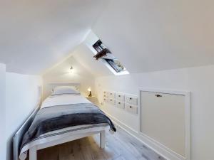 Un dormitorio blanco con una cama y un tragaluz. en 1 King Street Accommodation, en Delph 2 fotos más