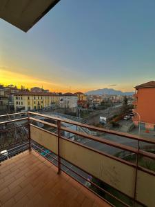 balkon z widokiem na miasto w obiekcie Sweet Home Varese w mieście Varese