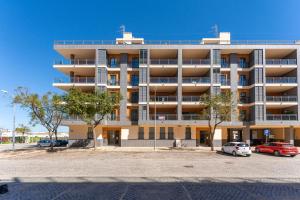 ein Apartmenthaus mit davor geparkt in der Unterkunft Apartment Baixa Marina in Olhão